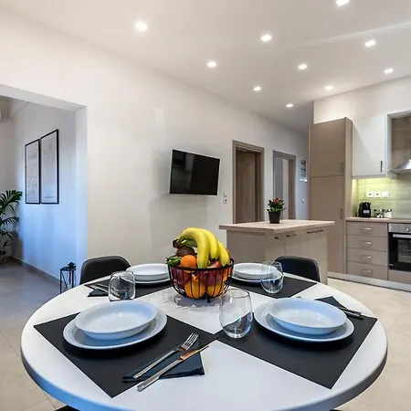 Spacious & Luxe 3br Downtown 1min To Apartament Kos